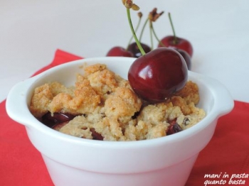 Crumble di ciliegie al cardamomo